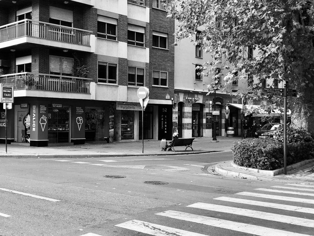 Granada-señora en la calle- Carrera de la Virgen